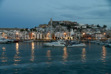 Balear Adaları Koyu'ndaki güzel gün batımı