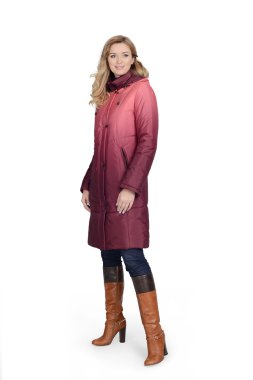 Genç kadın uzun ceket