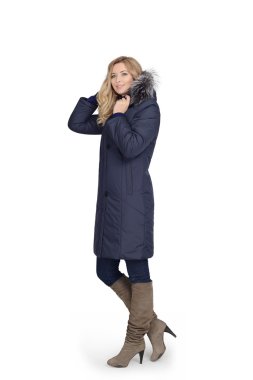 Genç kadın uzun ceket