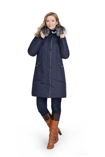 Молодая женщина в длинном пальто
