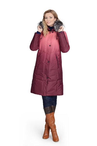 Молодая женщина в длинном пальто
