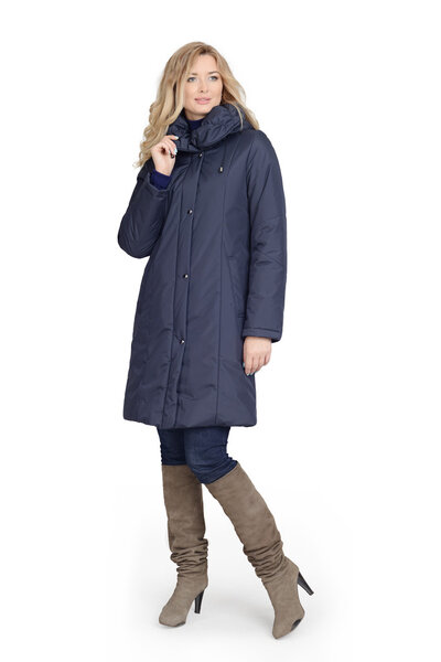 Молодая женщина в длинном пальто
