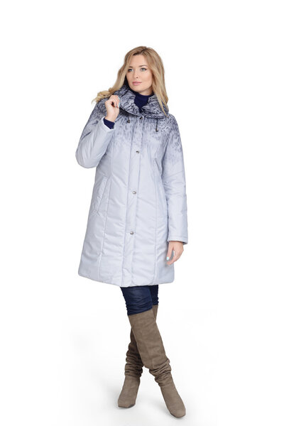 Молодая женщина в длинном пальто
