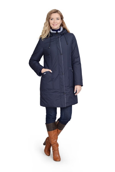 Молодая женщина в длинном пальто
