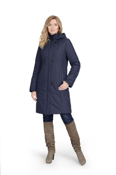 Молодая женщина в длинном пальто
