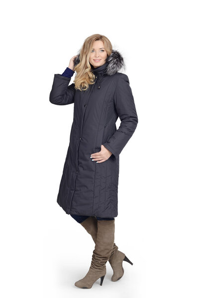 Молодая женщина в длинном пальто
