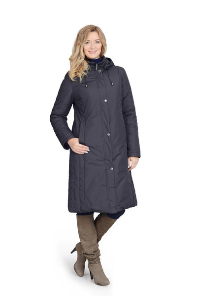 Молодая женщина в длинном пальто
