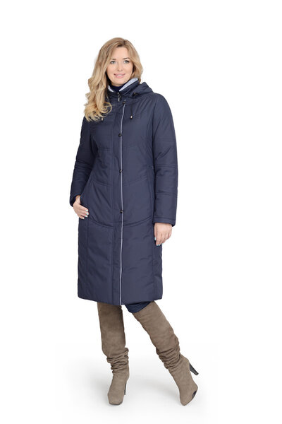 Молодая женщина в длинном пальто
