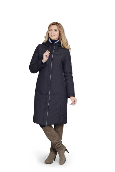 Молодая женщина в длинном пальто
