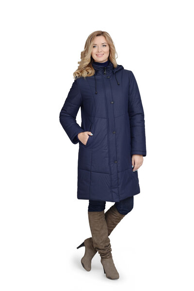 Молодая женщина в длинном пальто
