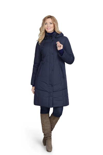 Молодая женщина в длинном пальто
