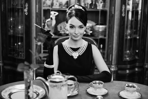 Piękna dziewczyna w obraz Audrey Hepburn — Zdjęcie stockowe