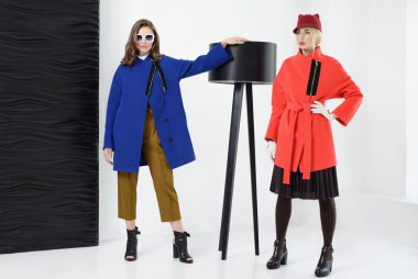 Kızlar stidio poz kat olarak