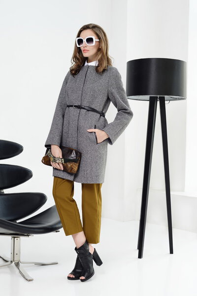 Девушки в пальто позируют на stidio
