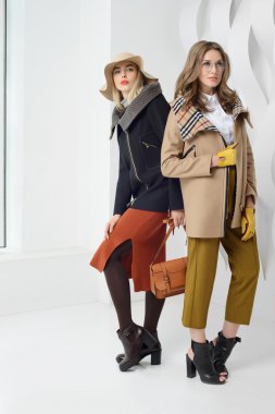 Kızlar stidio poz kat olarak