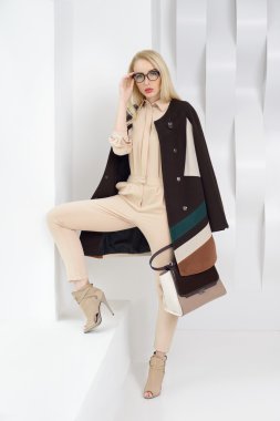 Kızlar stidio poz kat olarak