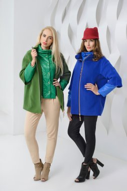 Kızlar stidio poz kat olarak