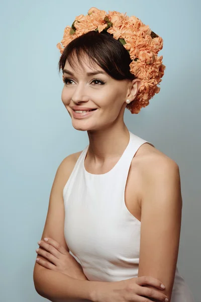 Chica joven en corona de flores —  Fotos de Stock