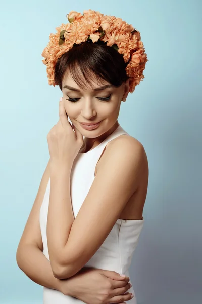 Chica joven en corona de flores — Foto de Stock