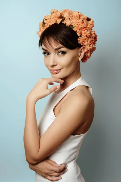 Jeune fille en couronne de fleurs — Photo