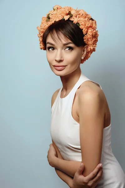 Chica joven en corona de flores —  Fotos de Stock