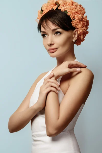 Jovem em coroa de flores — Fotografia de Stock