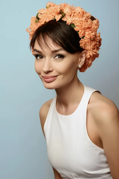 Chica joven en corona de flores — Foto de Stock