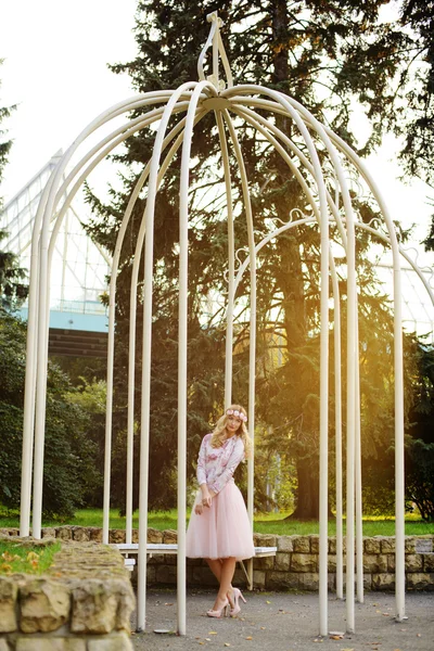 Young girl at the park — Stock Photo, Image