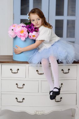 Küçük kız evinde