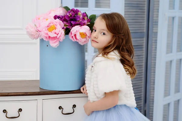 Niña en su casa —  Fotos de Stock