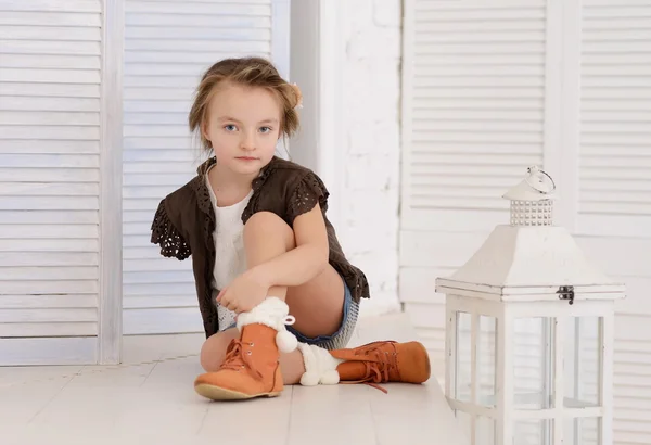 Lille pige i sit hjem - Stock-foto