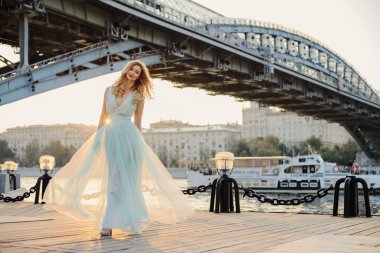 Şehrin nehir bankada genç kız