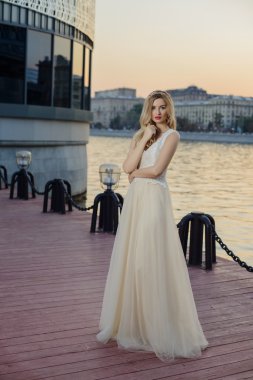 Şehrin nehir bankada genç kız