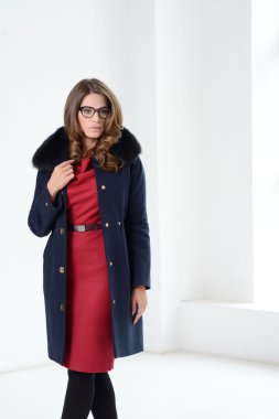 Kız stüdyoda poz ceket