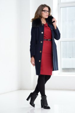 Kız stüdyoda poz ceket