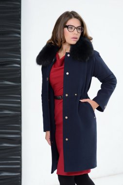 Kız stüdyoda poz ceket