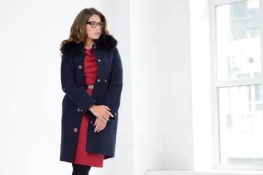 Kız stüdyoda poz ceket