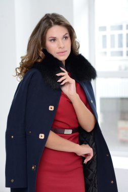 Kız stüdyoda poz ceket