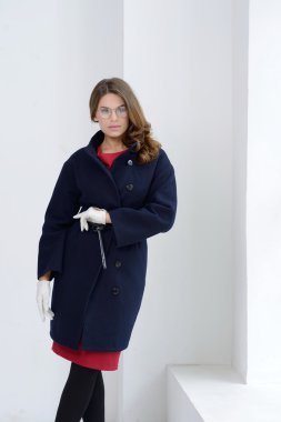 Kız stüdyoda poz ceket