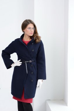 Kız stüdyoda poz ceket