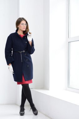 Kız stüdyoda poz ceket