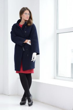 Kız stüdyoda poz ceket