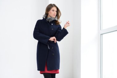 Kız stüdyoda poz ceket