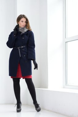 Kız stüdyoda poz ceket