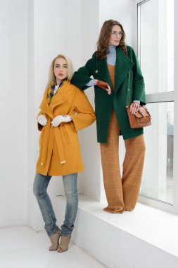 Kızlar kat poz Studio