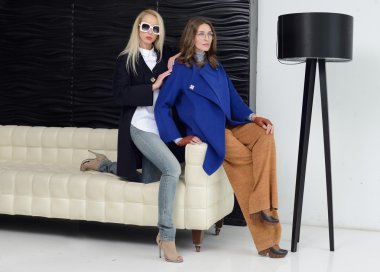 Kızlar kat poz Studio