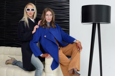 Kızlar kat poz Studio