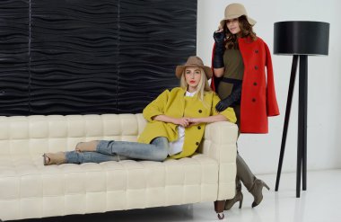 Kızlar kat poz Studio