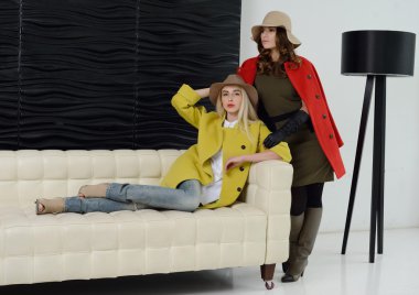 Kızlar kat poz Studio