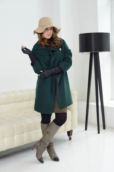 Menina no estúdio posando no casaco — Fotografia de Stock